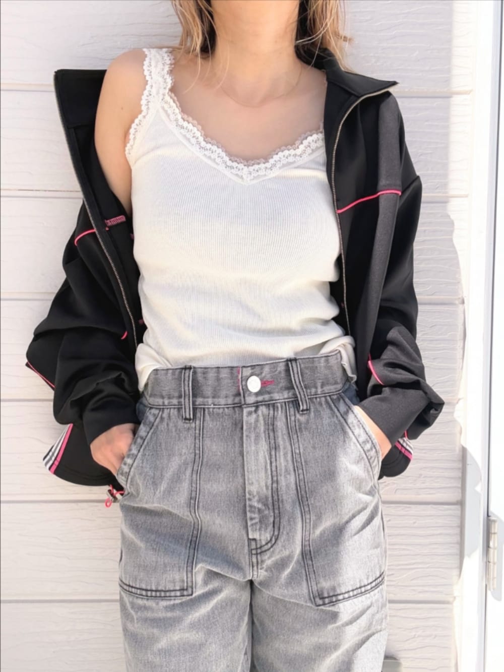 ブラック系のその他アウター、グレー系のデニムパンツを着用したレディースの春コーディネートの5枚目の写真