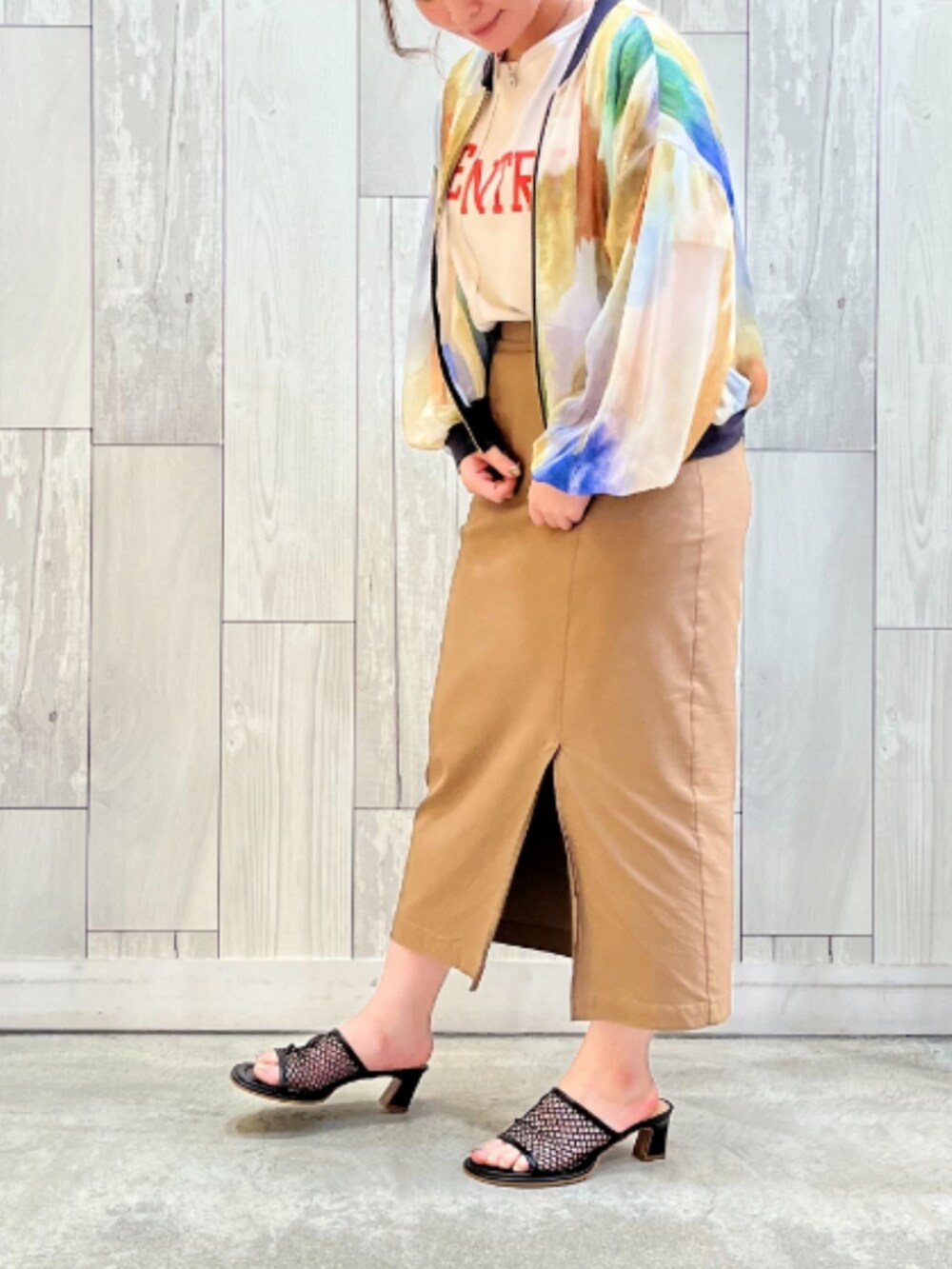イエロー系のスカート、ベージュ系のTシャツ/カットソー、イエロー系のブルゾンを着用したレディースの夏コーディネートの2枚目の写真