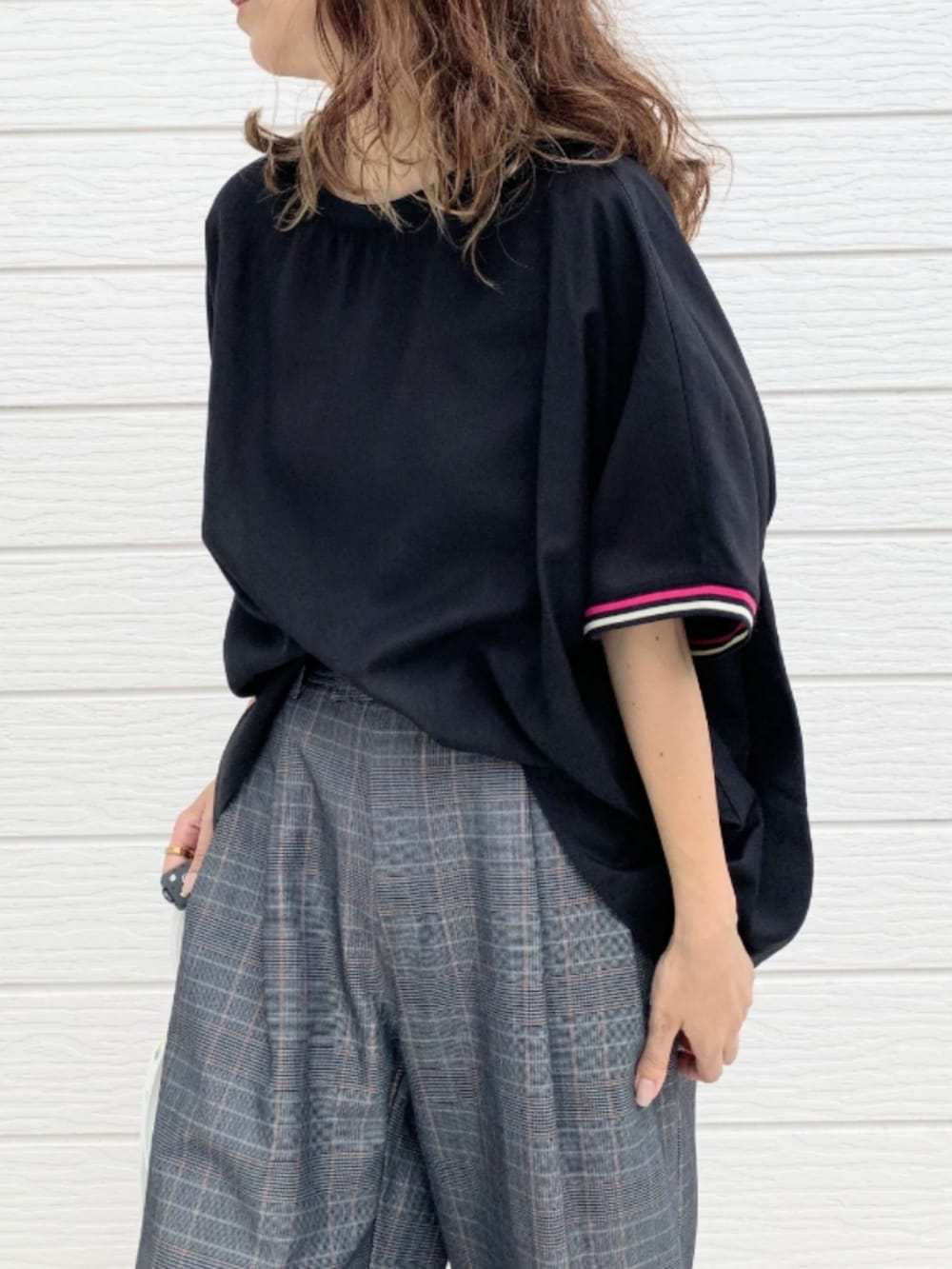 ブラック系のその他パンツ、ホワイト系のショルダーバッグ、ブラック系のシャツ/ブラウスを着用したレディースの夏コーディネートの3枚目の写真