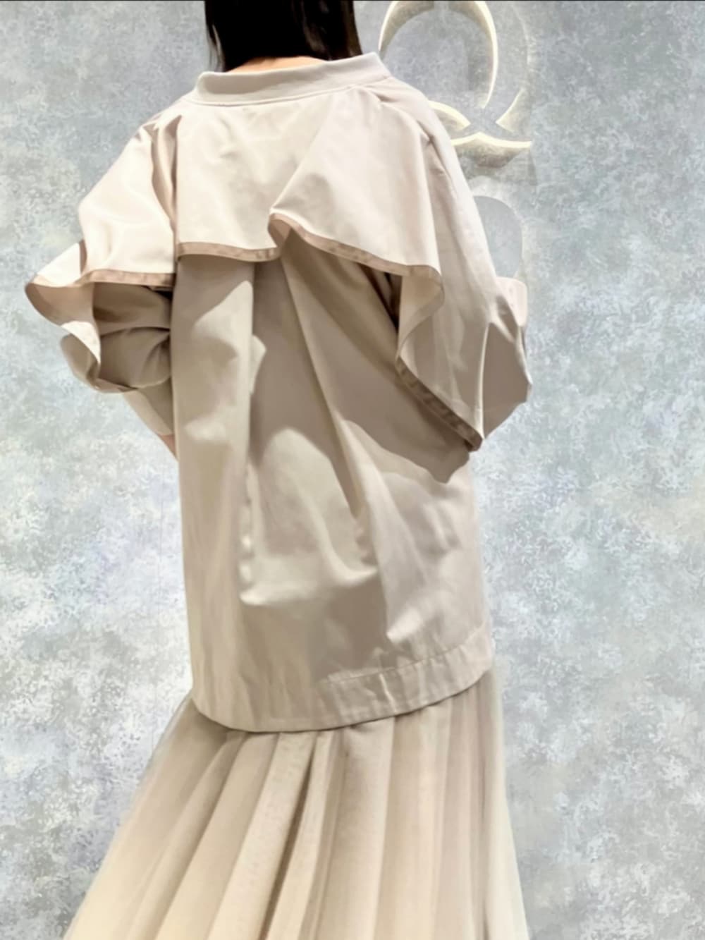 ゴールド系のスカート、ベージュ系のブルゾン、ホワイト系のTシャツ/カットソーを着用したレディースの冬コーディネートの5枚目の写真