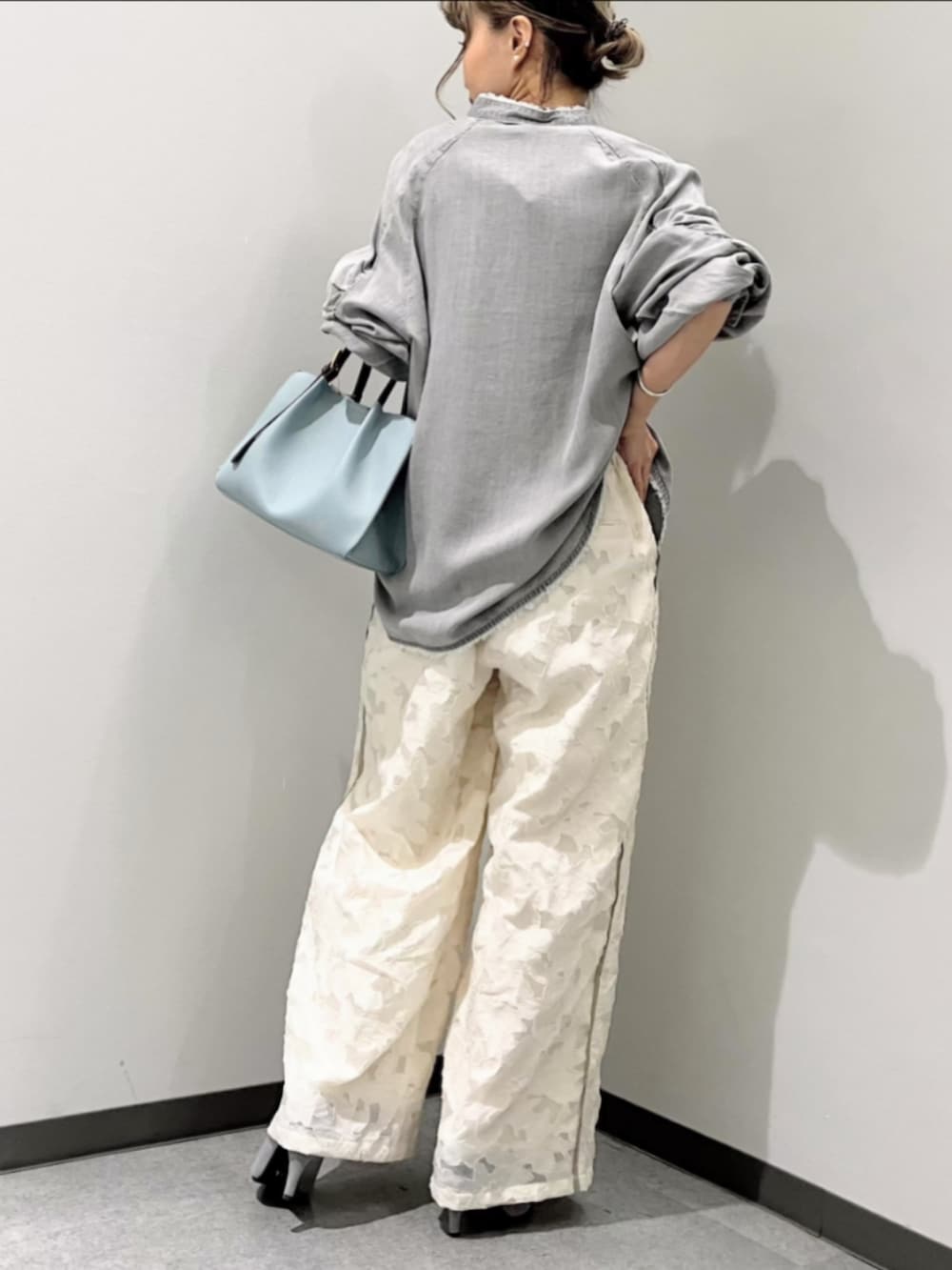 ホワイト系のその他パンツ、ブルー系のトートバッグ、グレー系のシャツ/ブラウスを着用したレディースの春コーディネートの3枚目の写真