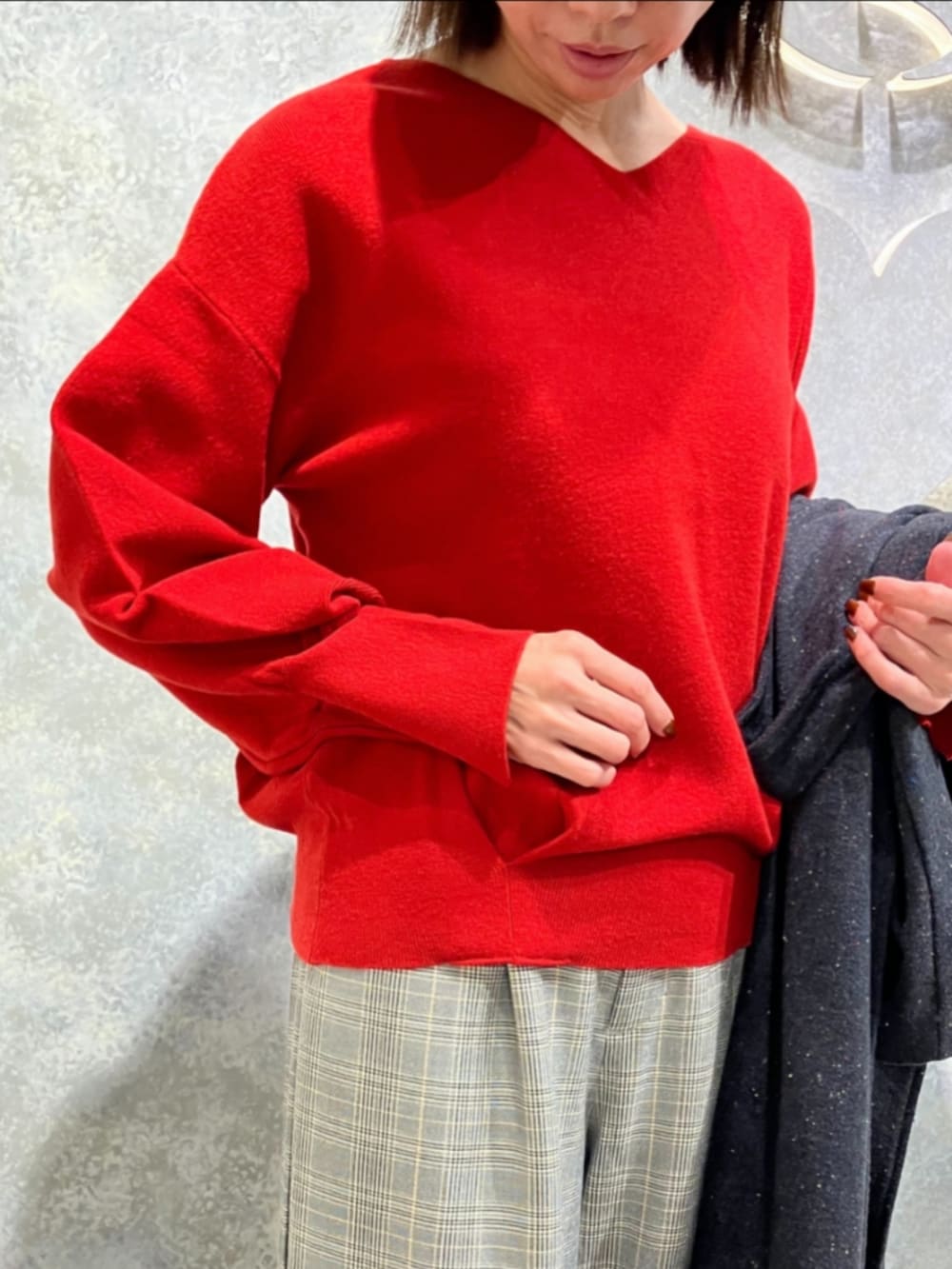 グレー系のブーツ、ベージュ系のスラックス、グレー系のその他アウターを着用したレディースの冬コーディネートの4枚目の写真