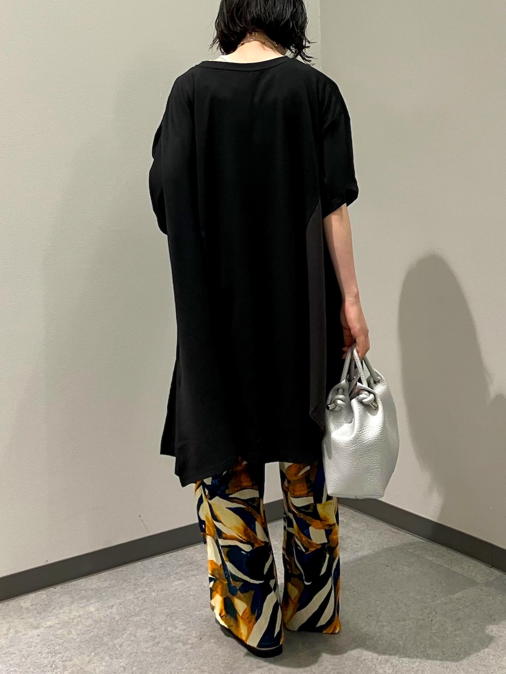 ブラック系のTシャツ/カットソー、ブルー系のその他パンツ、シルバー系のトートバッグを着用したレディースの夏コーディネートの4枚目の写真