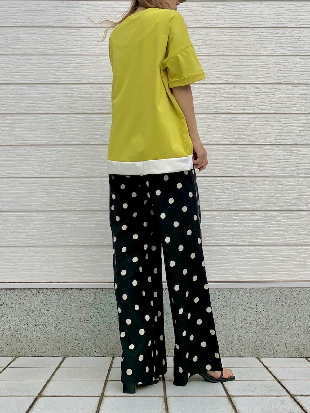 ブラック系のその他パンツ、グリーン系のTシャツ/カットソー、ベージュ系のキャップを着用したレディースの夏コーディネートの3枚目の写真