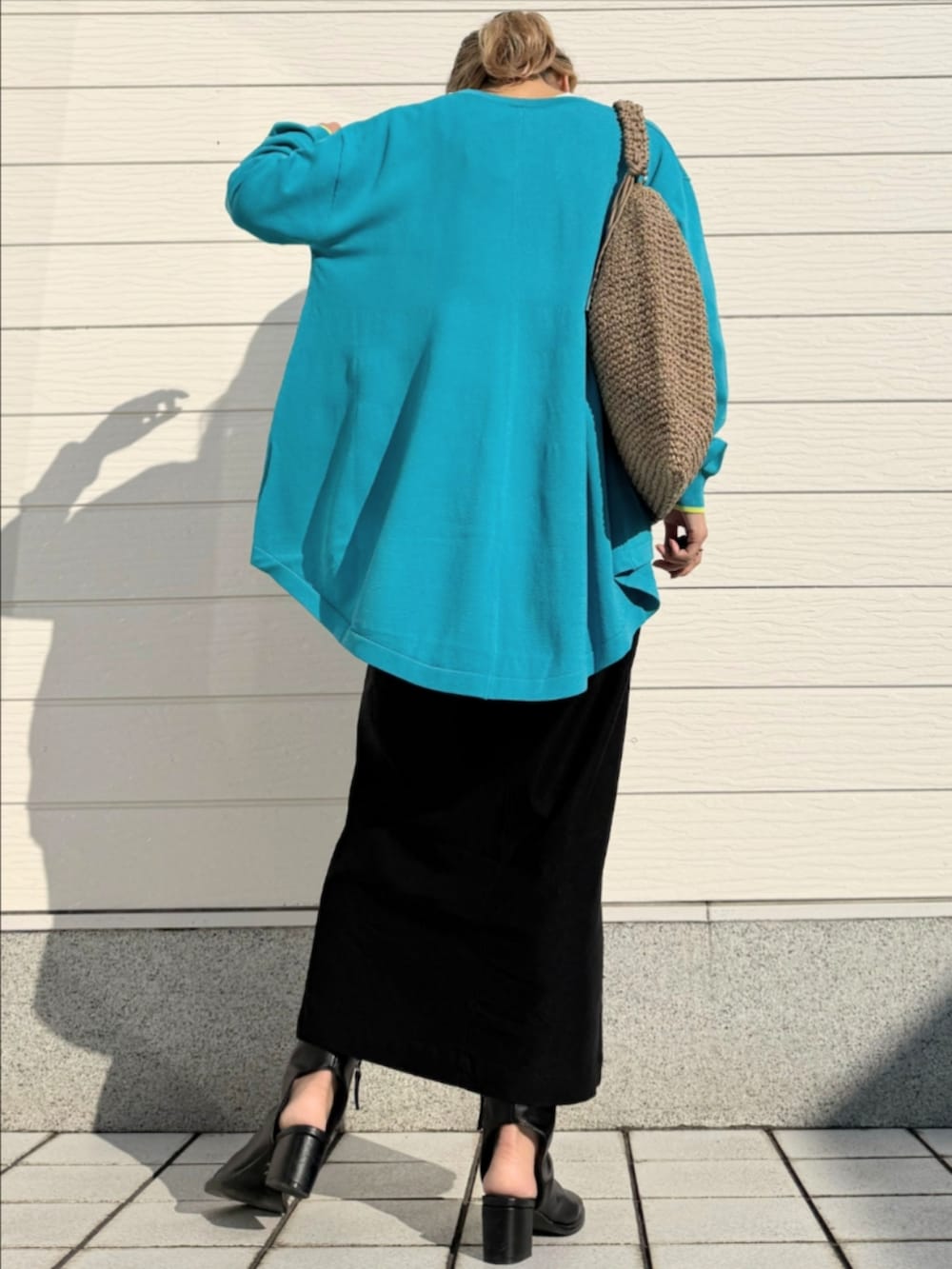 ブラック系のサンダル、ホワイト系のTシャツ/カットソー、ベージュ系のトートバッグを着用したレディースの冬コーディネートの3枚目の写真