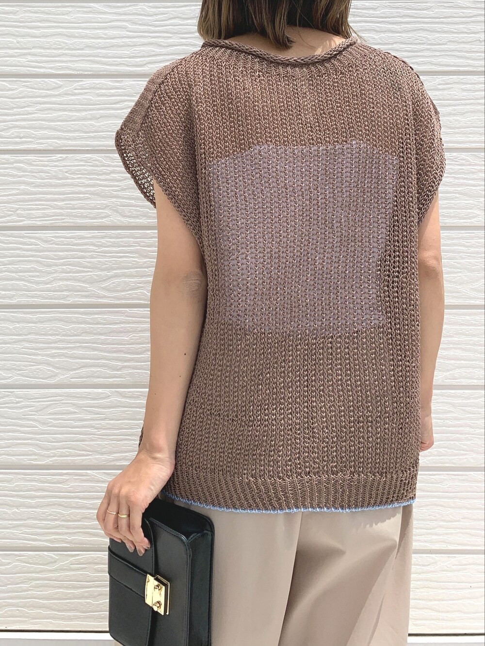 イエロー系のサンダル、ベージュ系のその他パンツ、ホワイト系のキャミソールを着用したレディースの夏コーディネートの3枚目の写真