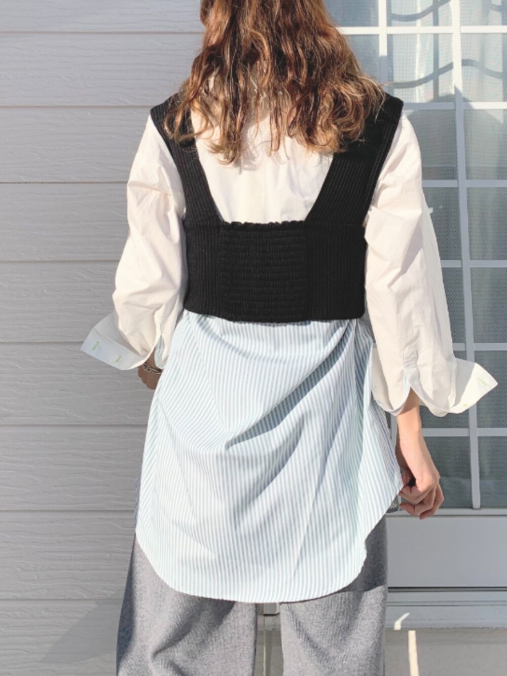 グレー系のその他パンツ、ホワイト系のスニーカー、ホワイト系のシャツ/ブラウスを着用したレディースの冬コーディネートの4枚目の写真