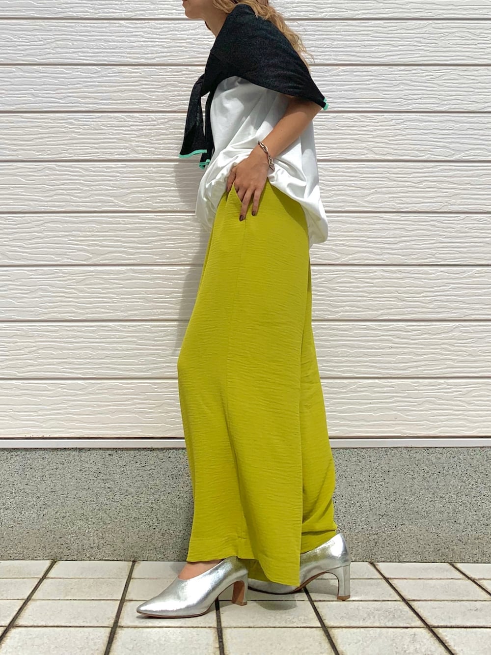 ホワイト系のTシャツ/カットソー、イエロー系のその他パンツ、ブラック系のカーディガン/ボレロを着用したレディースの夏コーディネートの2枚目の写真