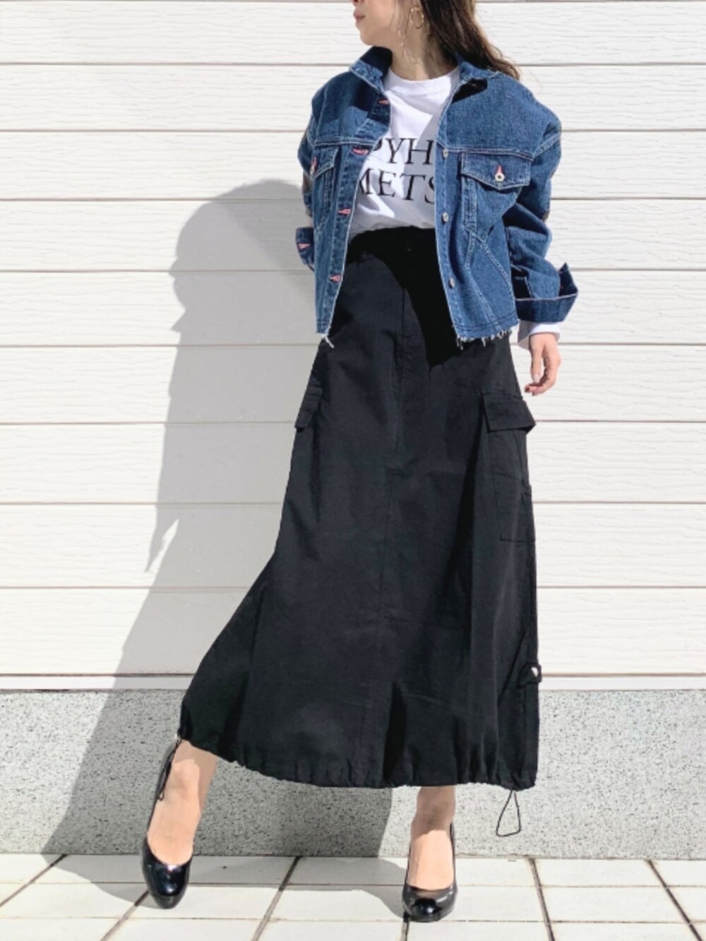 ホワイト系のTシャツ/カットソー、ブルー系のデニムジャケット、ブラック系のスカートを着用したレディースの春コーディネートの2枚目の写真