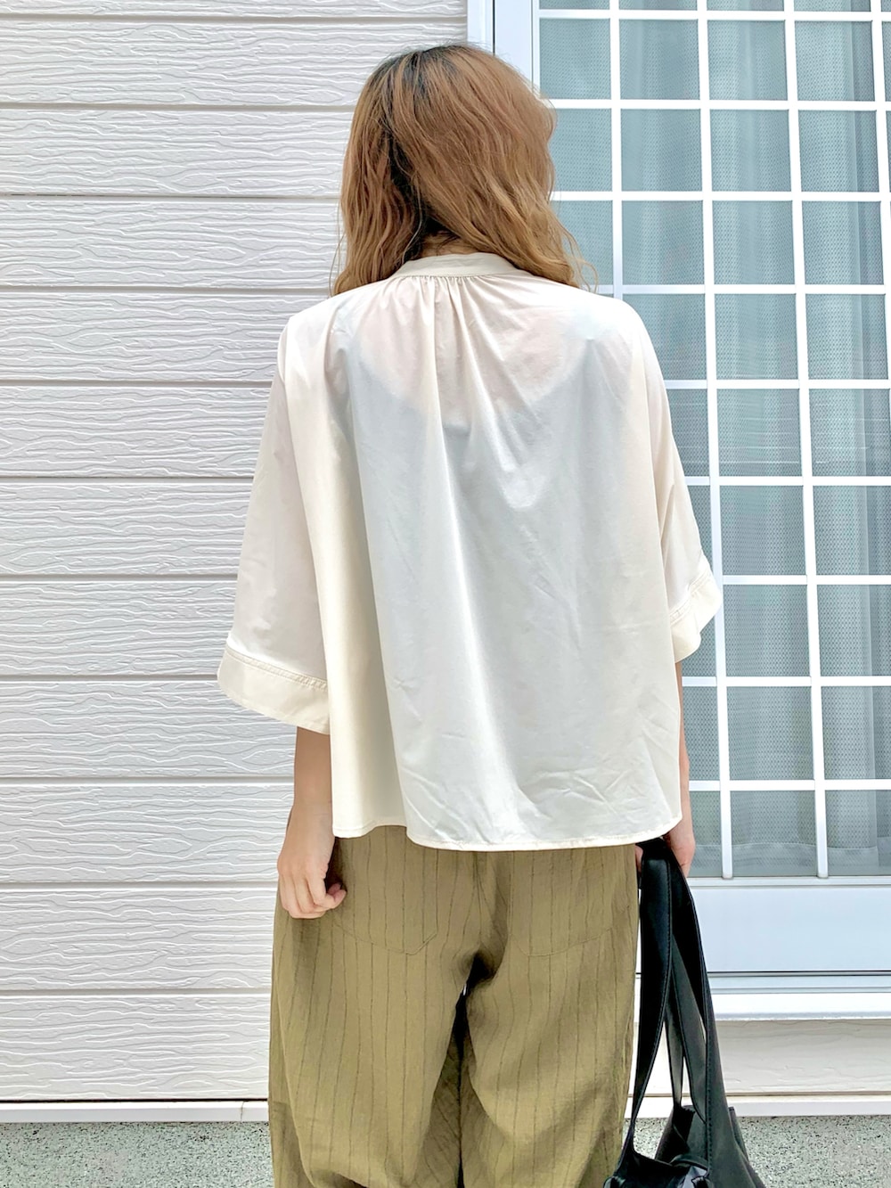 ホワイト系のシャツ/ブラウス、ブラウン系のその他パンツ、ブラック系のトートバッグを着用したレディースの夏コーディネートの5枚目の写真