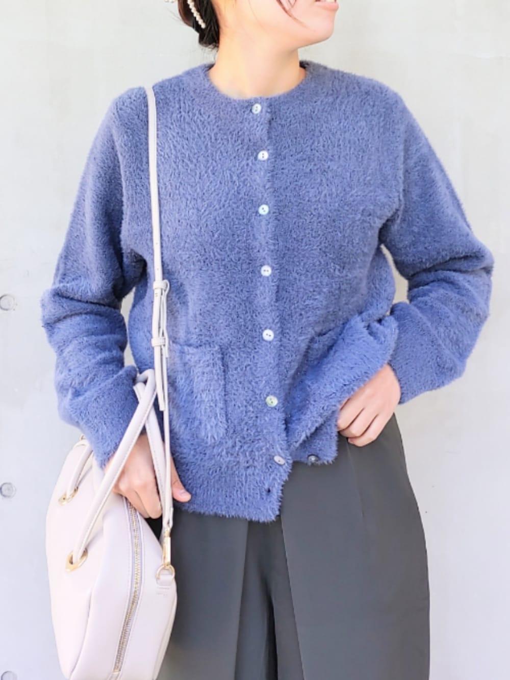 ブルー系のカーディガン/ボレロ、ホワイト系のボストンバッグ、ホワイト系のスニーカーを着用したレディースの秋コーディネートの3枚目の写真