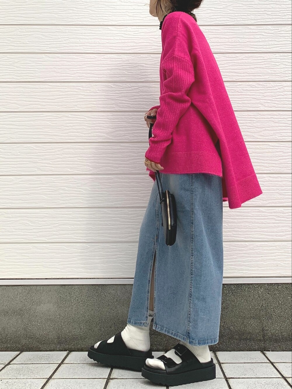 ピンク系のニット/セーター、ブラック系のTシャツ/カットソー、ブラック系のショルダーバッグを着用したレディースの秋コーディネートの3枚目の写真