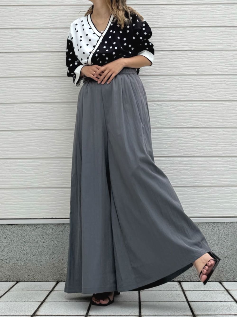 グレー系のその他パンツ、ブラック系のTシャツ/カットソーを着用したレディースの夏コーディネートの3枚目の写真