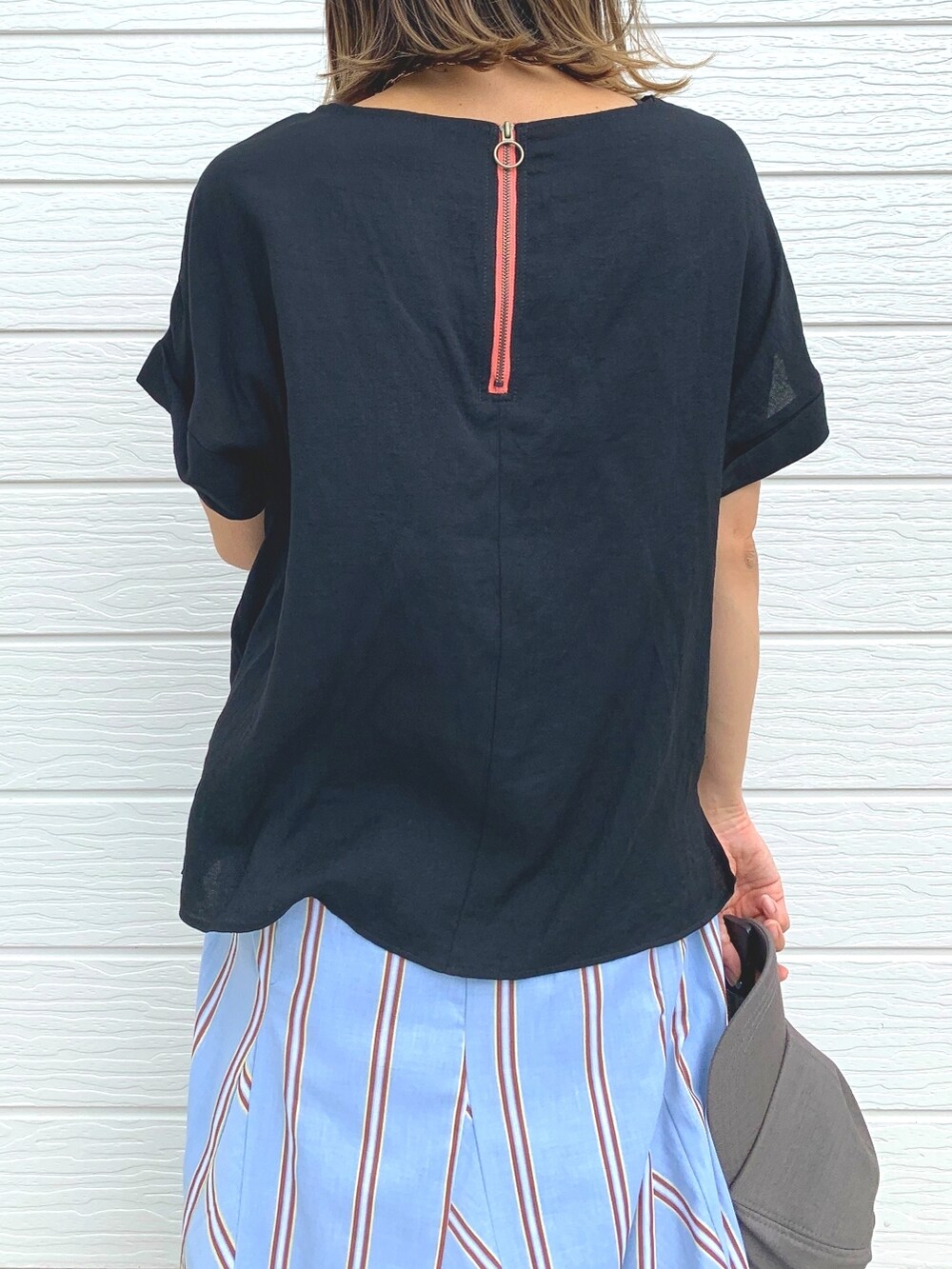 ブルー系のスカート、ブラック系のサンダル、ブラック系のシャツ/ブラウスを着用したレディースの夏コーディネートの3枚目の写真