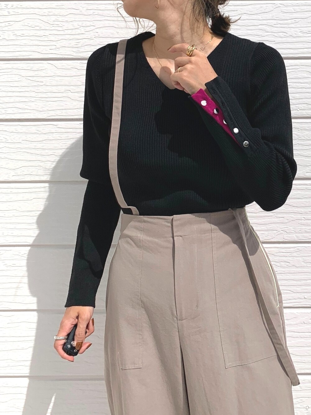 レッド系のショルダーバッグ、ベージュ系のその他パンツ、ブラック系のスニーカーを着用したレディースの秋コーディネートの3枚目の写真