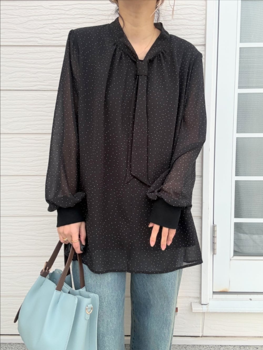 ブルー系のデニムパンツ、その他のシャツ/ブラウス、ブルー系のトートバッグを着用したレディースの冬コーディネートの3枚目の写真