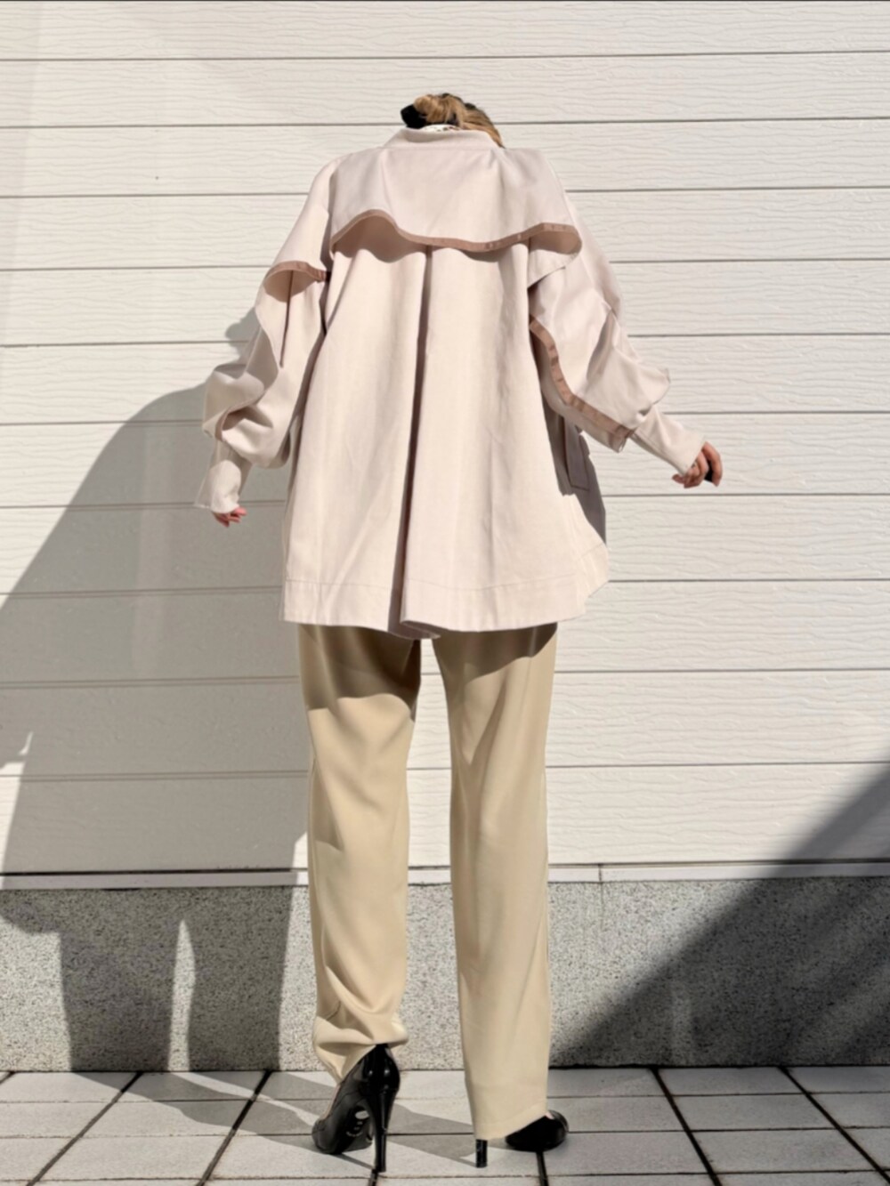 ベージュ系のその他パンツ、ベージュ系のシャツ/ブラウス、ベージュ系のブルゾンを着用したレディースの冬コーディネートの3枚目の写真