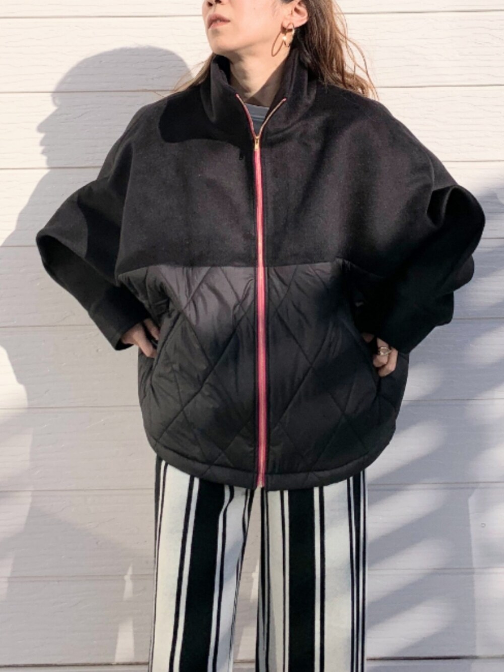 ブラック系のその他パンツ、ホワイト系のTシャツ/カットソー、ホワイト系のスニーカーを着用したレディースの冬コーディネートの4枚目の写真