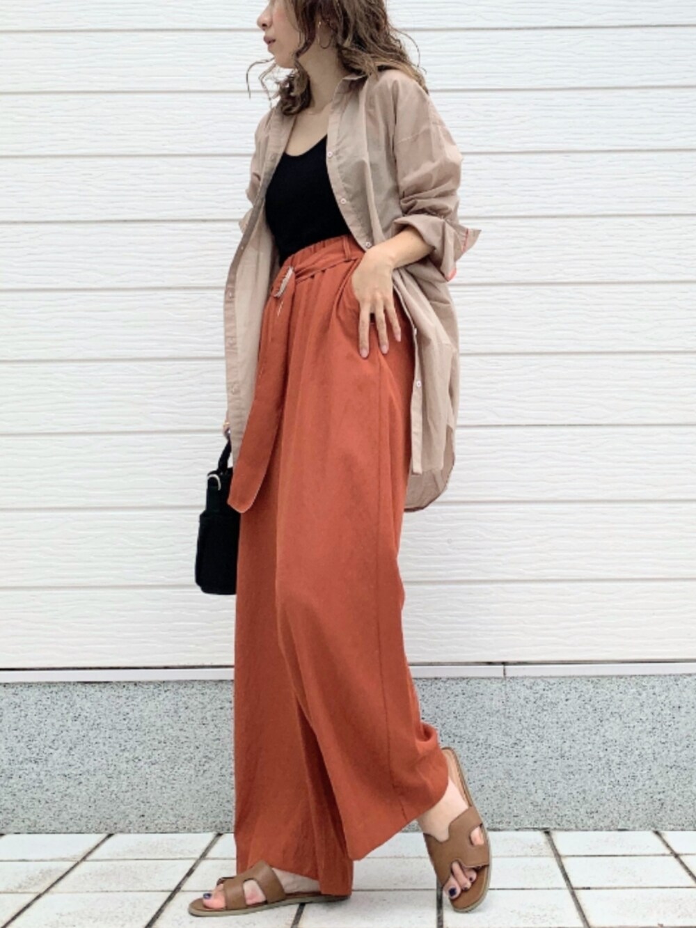 ブラウン系のその他パンツ、ブラック系のキャミソール、イエロー系のサンダルを着用したレディースの夏コーディネートの2枚目の写真