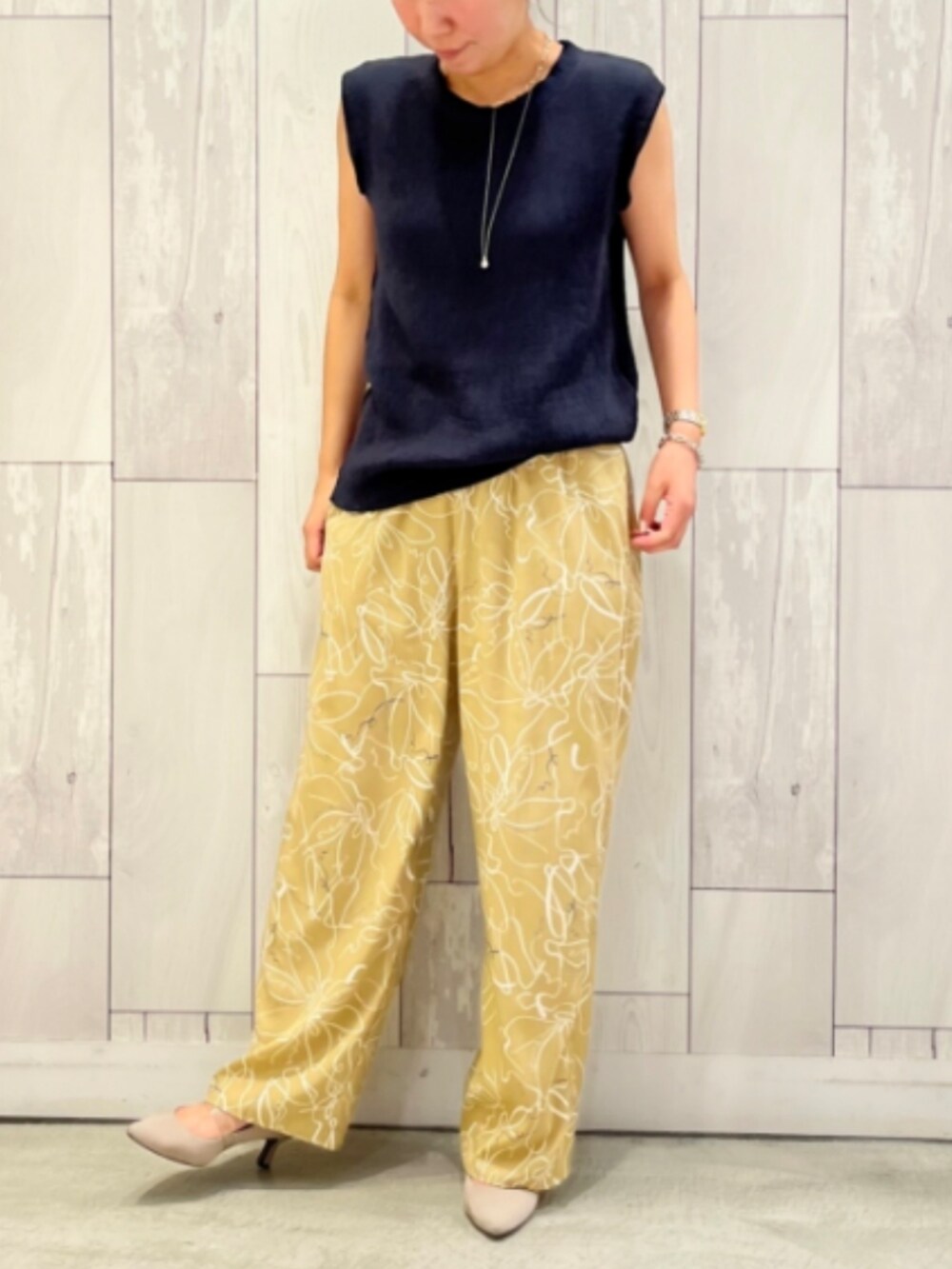 ベージュ系のその他パンツ、グレー系のTシャツ/カットソー、ゴールド系のネックレスを着用したレディースの夏コーディネートの2枚目の写真