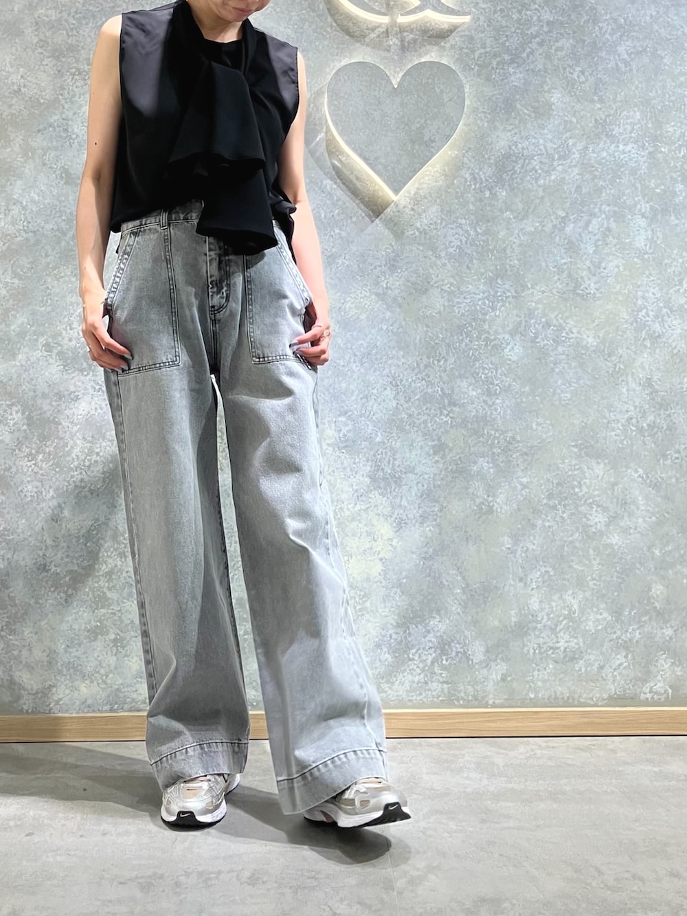 グレー系のデニムパンツ、ブラック系のシャツ/ブラウスを着用したレディースの夏コーディネートの2枚目の写真