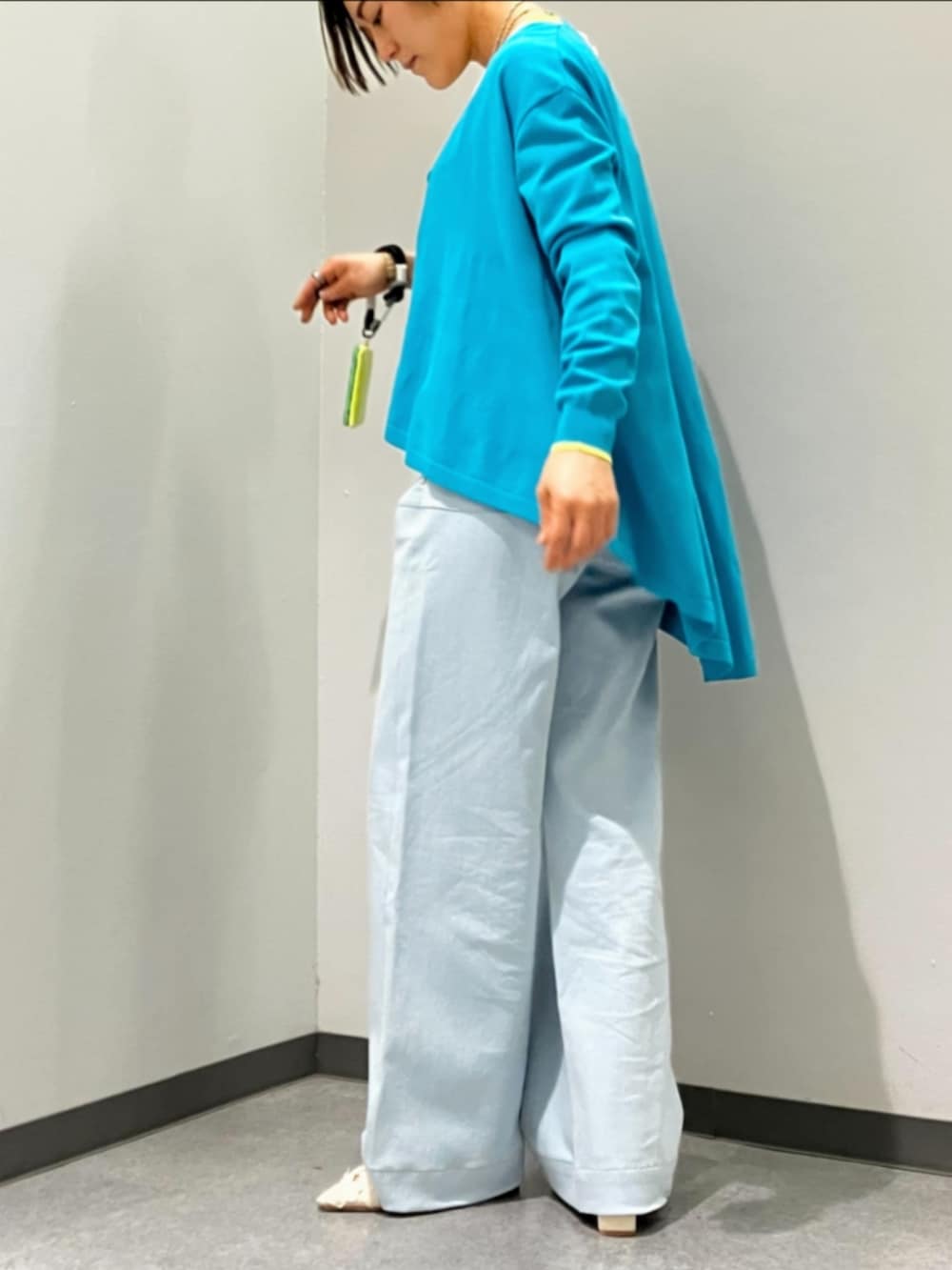 ホワイト系のTシャツ/カットソー、ブルー系のデニムパンツ、ブルー系のカーディガン/ボレロを着用したレディースの春コーディネートの2枚目の写真