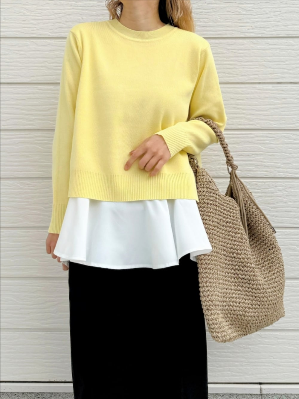 ブラック系のサンダル、ブラック系のスカート、ベージュ系のトートバッグを着用したレディースの冬コーディネートの4枚目の写真