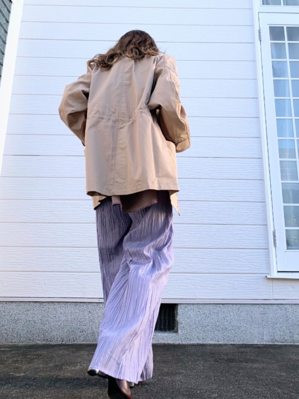 パープル系のその他パンツ、ベージュ系のTシャツ/カットソー、ブラウン系のブーツを着用したレディースの秋コーディネートの3枚目の写真