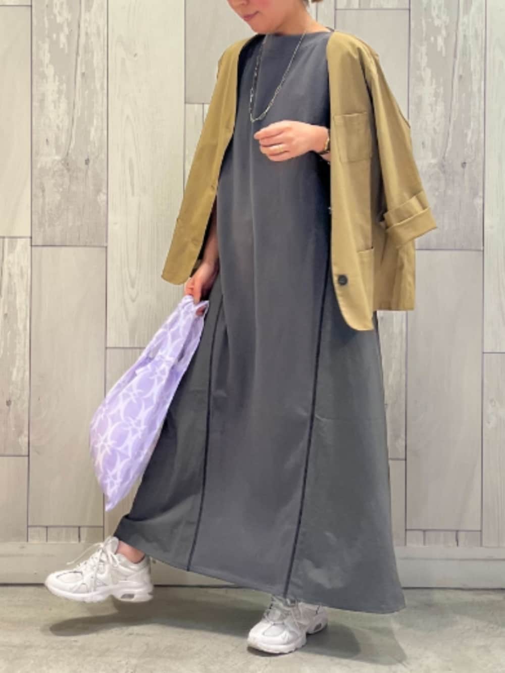 パープル系のエコバッグ/サブバッグ、イエロー系のノーカラージャケット、グレー系のワンピースを着用したレディースの春コーディネートの2枚目の写真