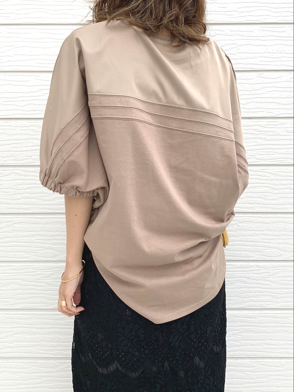 イエロー系のショルダーバッグ、ブラック系のスカート、イエロー系のTシャツ/カットソーを着用したレディースの春コーディネートの5枚目の写真