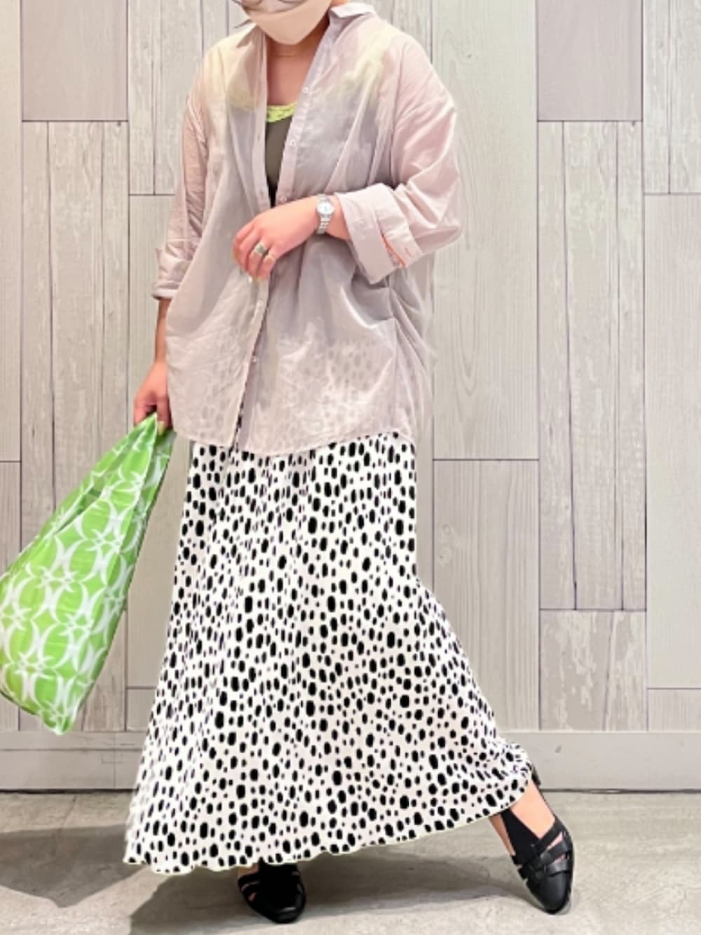 グリーン系のエコバッグ/サブバッグ、ブラック系のサンダル、ベージュ系のシャツ/ブラウスを着用したレディースの春コーディネートの2枚目の写真