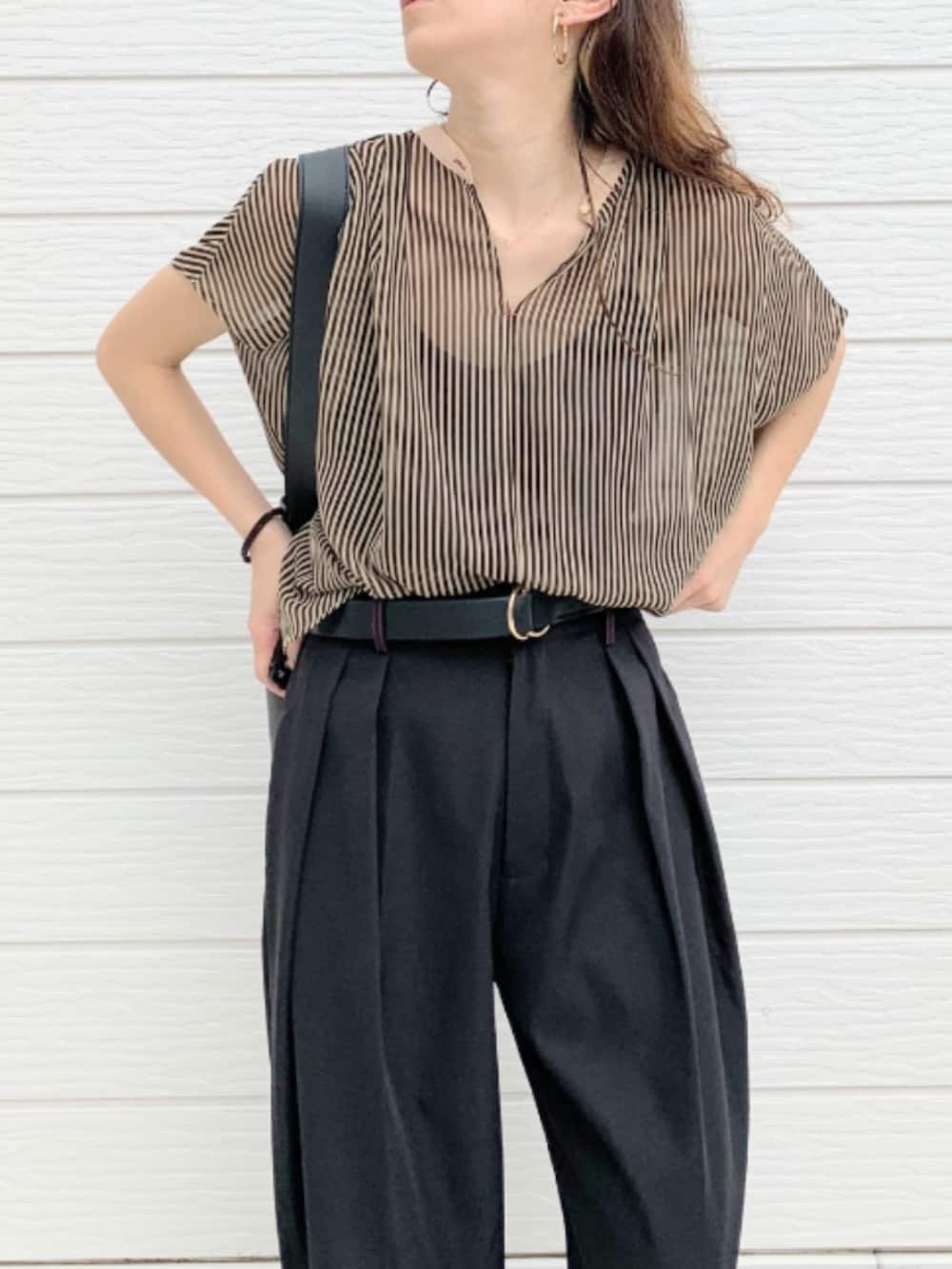 ブラック系のその他パンツ、ブラック系のトートバッグ、ブラック系のキャミソールを着用したレディースの春コーディネートの4枚目の写真