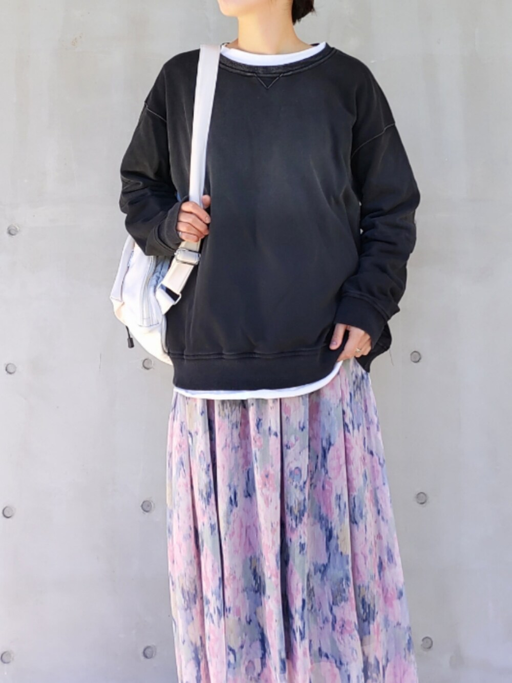 ブルー系のスカート、ホワイト系のスニーカー、ブラック系のスウェットを着用したレディースの冬コーディネートの4枚目の写真