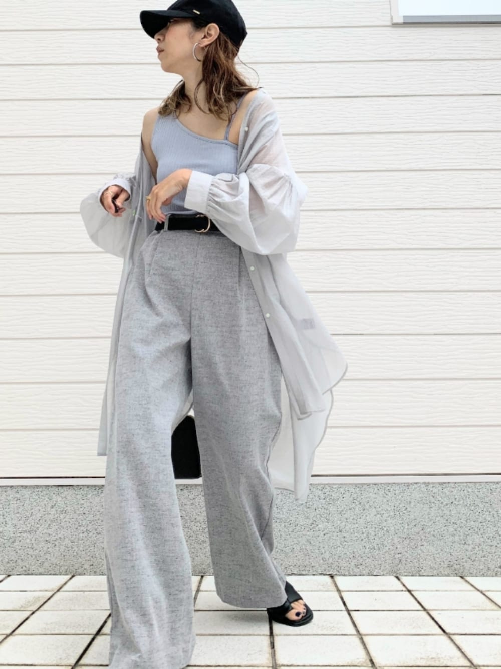 グレー系のその他パンツ、ブラック系のショルダーバッグ、グレー系のシャツ/ブラウスを着用したレディースの春コーディネートの2枚目の写真