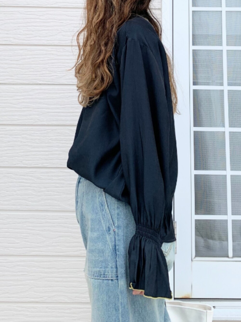 ブルー系のデニムパンツ、ホワイト系のトートバッグ、ブルー系のシャツ/ブラウスを着用したレディースの夏コーディネートの4枚目の写真