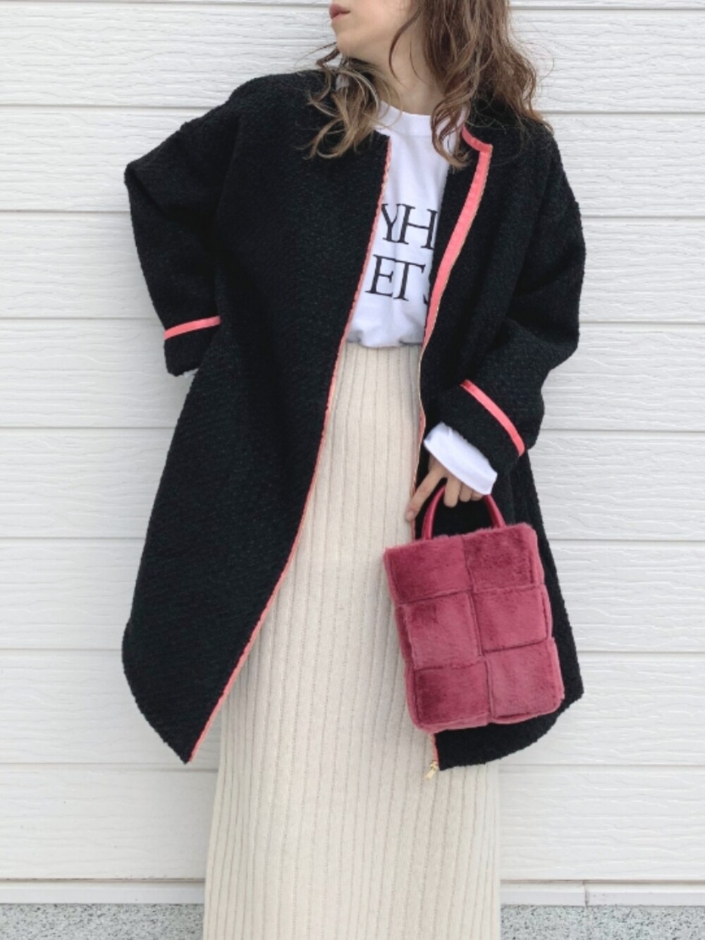 ホワイト系のスカート、ホワイト系のTシャツ/カットソー、レッド系のショルダーバッグを着用したレディースの秋コーディネートの4枚目の写真