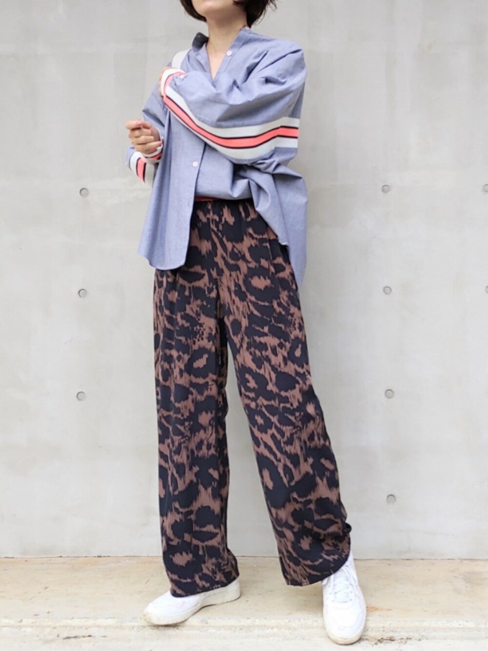 ブラウン系のその他パンツ、グレー系のシャツ/ブラウス、ホワイト系のバックパック/リュックを着用したレディースの秋コーディネートの2枚目の写真