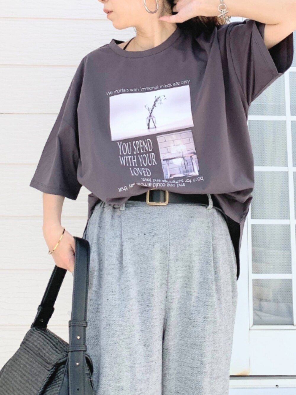 ブラック系のショルダーバッグ、グレー系のその他パンツ、グレー系のTシャツ/カットソーを着用したレディースの春コーディネートの4枚目の写真
