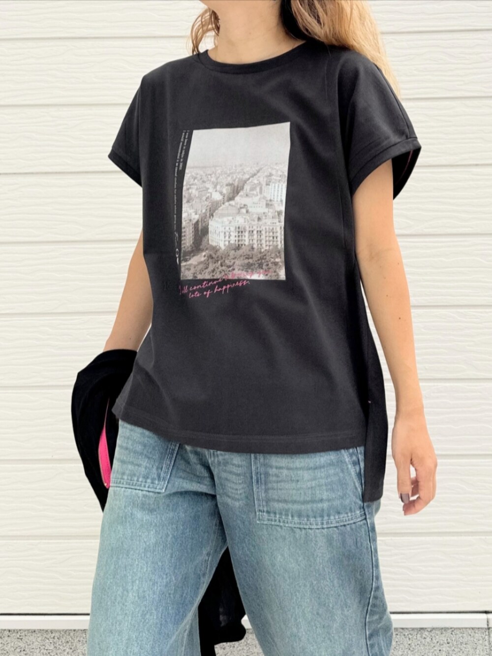 ブラック系のサンダル、ブラック系のパーカー、グレー系のTシャツ/カットソーを着用したレディースの夏コーディネートの5枚目の写真
