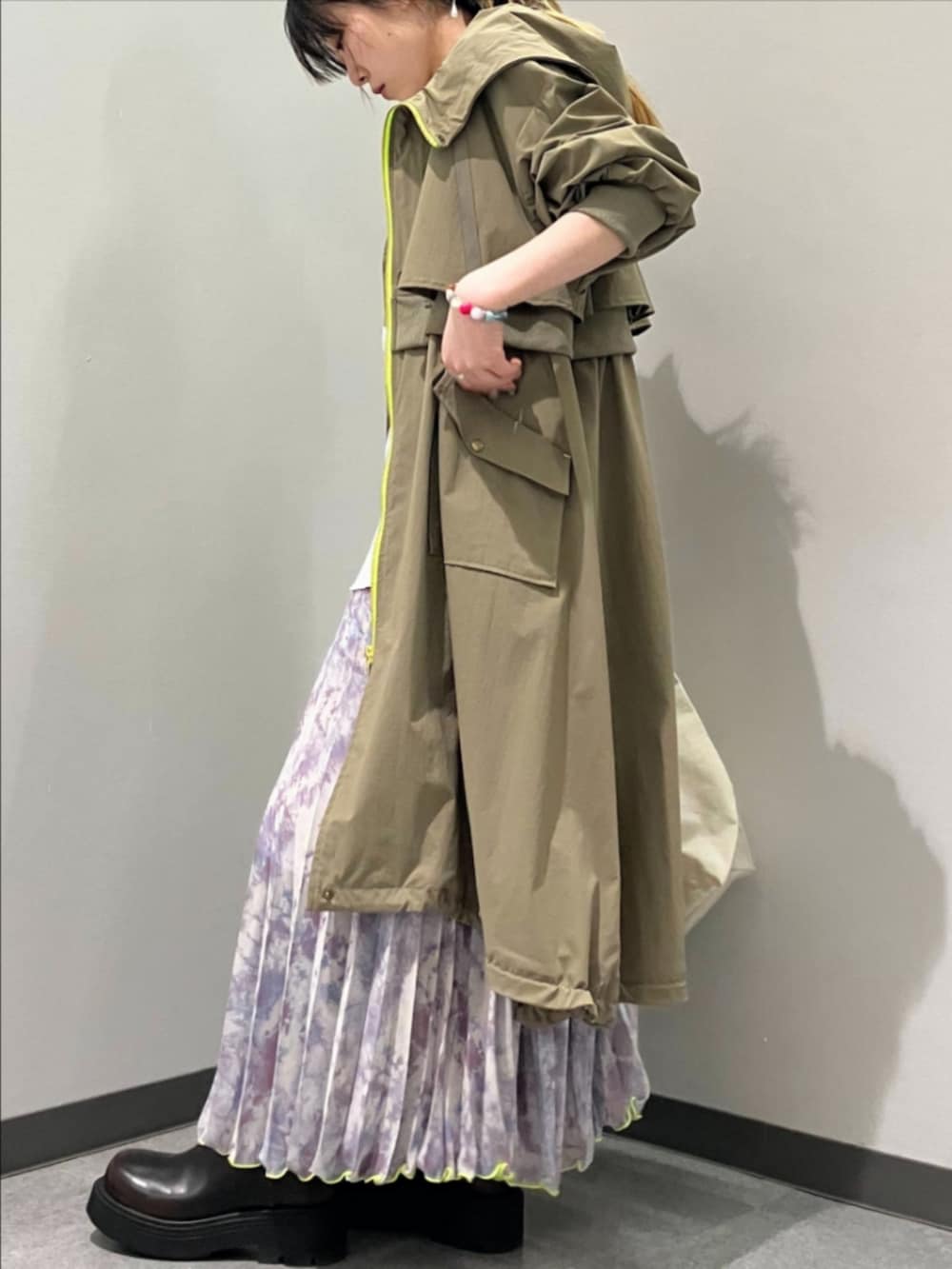 グリーン系のミリタリージャケット、グレー系のTシャツ/カットソー、ホワイト系のトートバッグを着用したレディースの春コーディネートの3枚目の写真