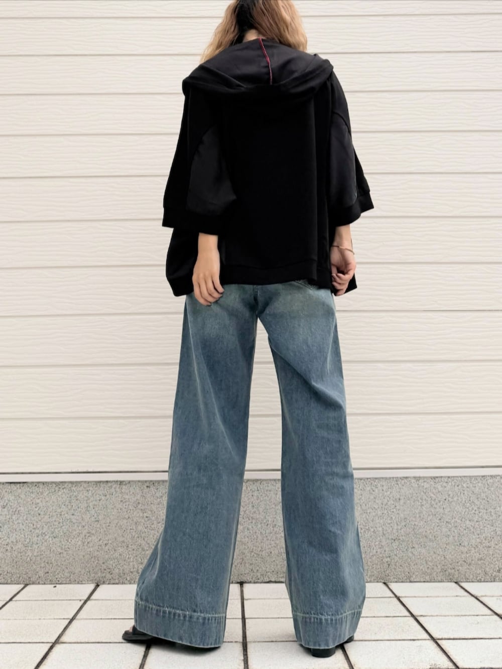 ブラック系のサンダル、ブラック系のパーカー、グレー系のTシャツ/カットソーを着用したレディースの夏コーディネートの3枚目の写真