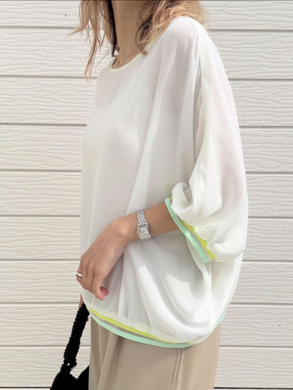 ブラック系のトートバッグ、ベージュ系のその他パンツ、ホワイト系のシャツ/ブラウスを着用したレディースの冬コーディネートの5枚目の写真