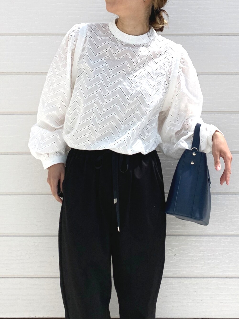 ホワイト系のシャツ/ブラウス、ブルー系のハンドバッグ、ブラック系のその他パンツを着用したレディースの春コーディネートの2枚目の写真