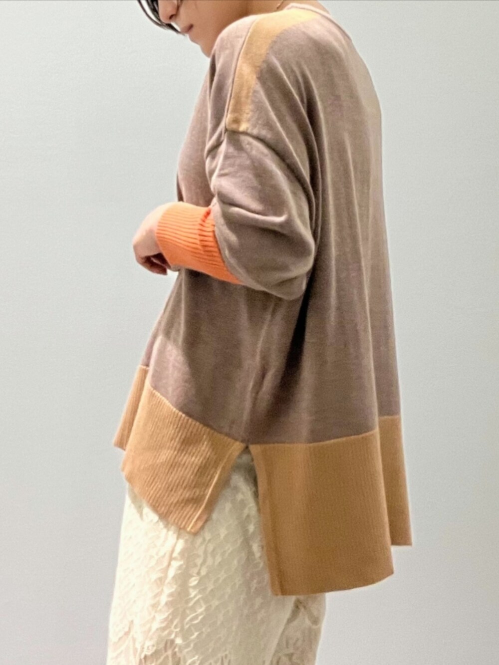 ホワイト系のその他パンツ、ベージュ系のトートバッグ、ブラウン系のニット/セーターを着用したレディースの秋コーディネートの4枚目の写真