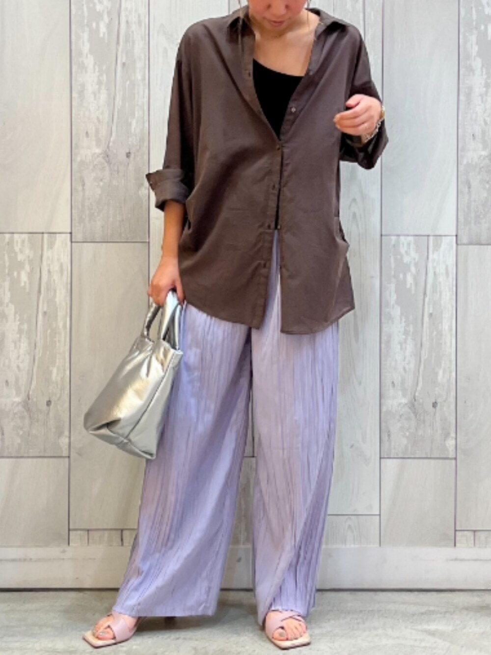 グレー系のシャツ/ブラウス、ブラック系のキャミソール、パープル系のサンダルを着用したレディースの夏コーディネートの2枚目の写真