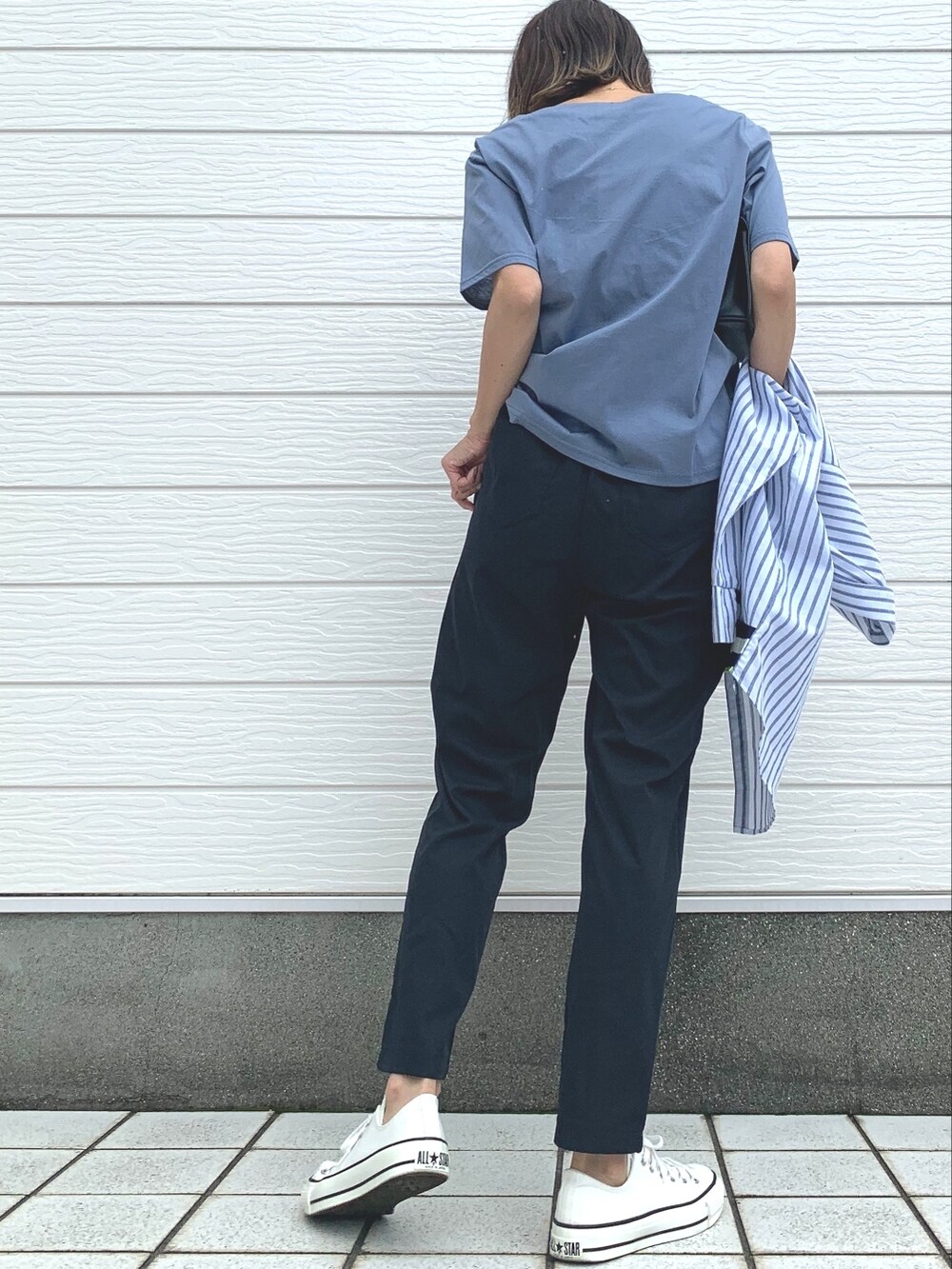 ホワイト系のシャツ/ブラウス、ホワイト系のスニーカー、ブラック系のその他パンツを着用したレディースの夏コーディネートの3枚目の写真