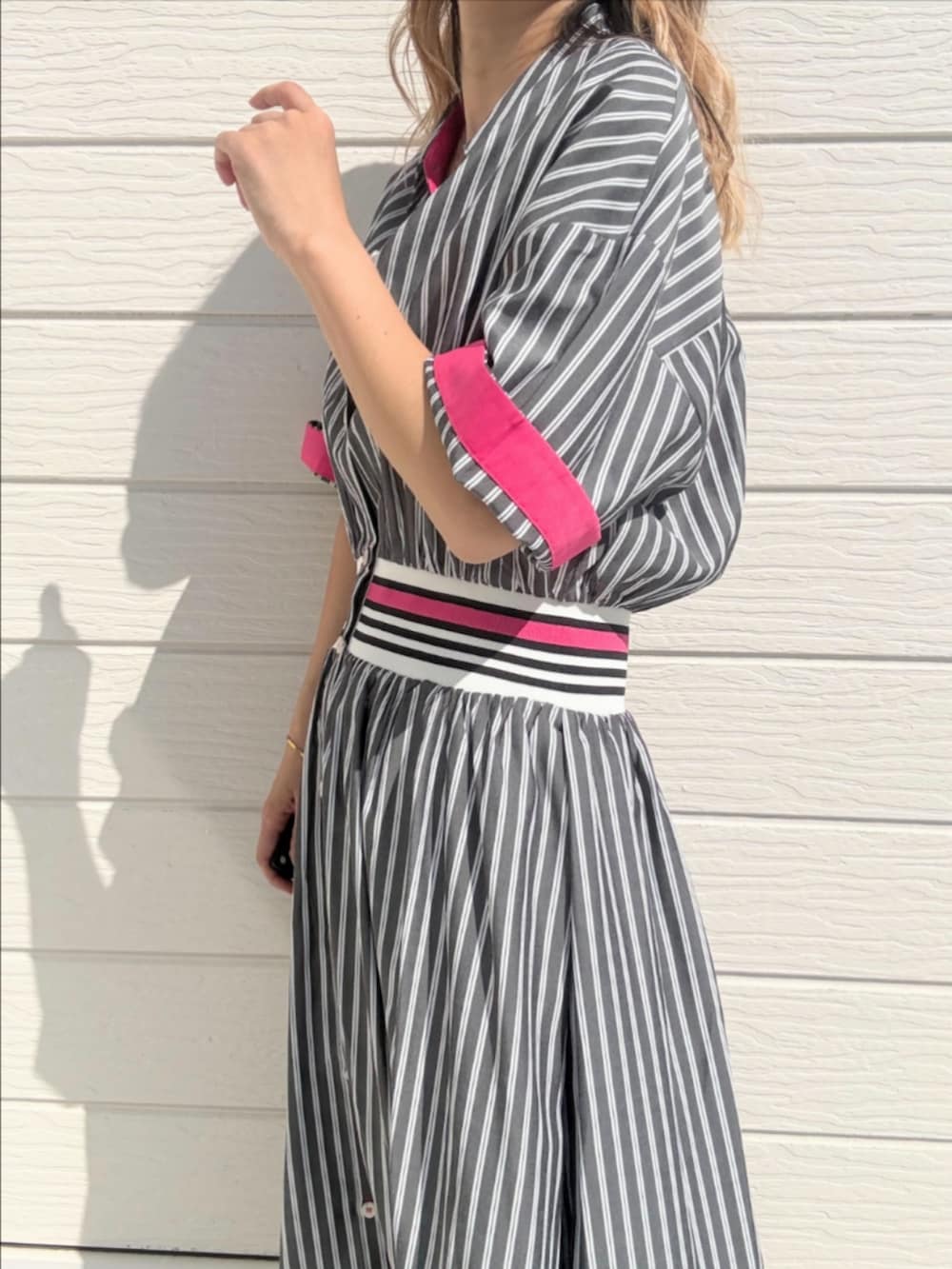 グレー系のトートバッグを着用したレディースの春コーディネートの5枚目の写真