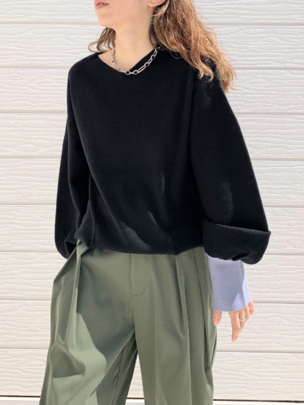 グリーン系のその他パンツ、ブラック系のローファー、ブラック系のニット/セーターを着用したレディースの秋コーディネートの4枚目の写真