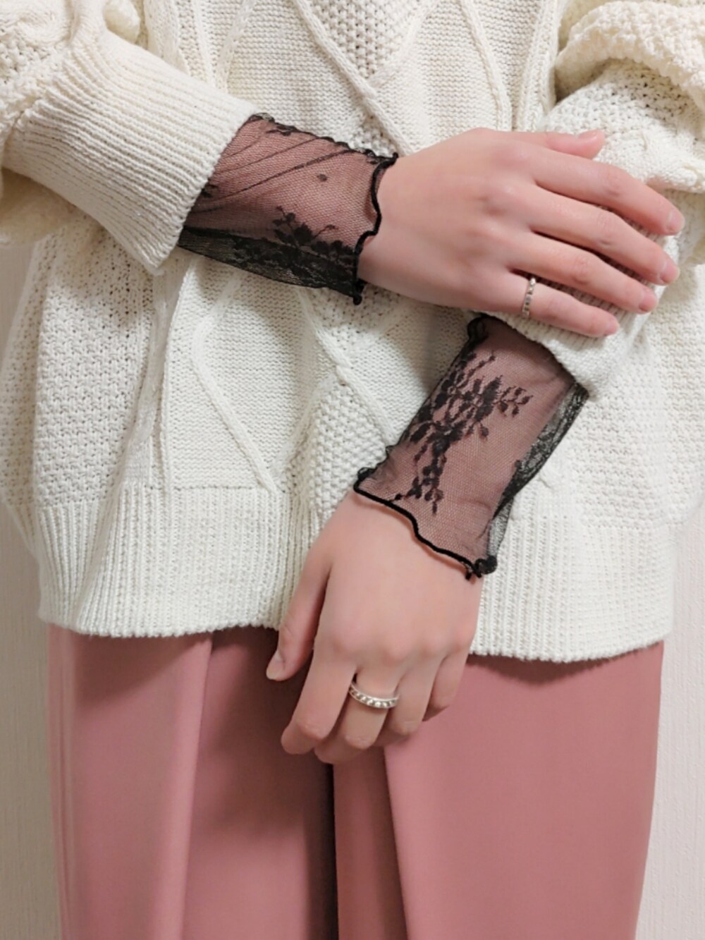 ピンク系のスラックス、ホワイト系のスニーカー、ホワイト系のニット/セーターを着用したレディースの冬コーディネートの4枚目の写真