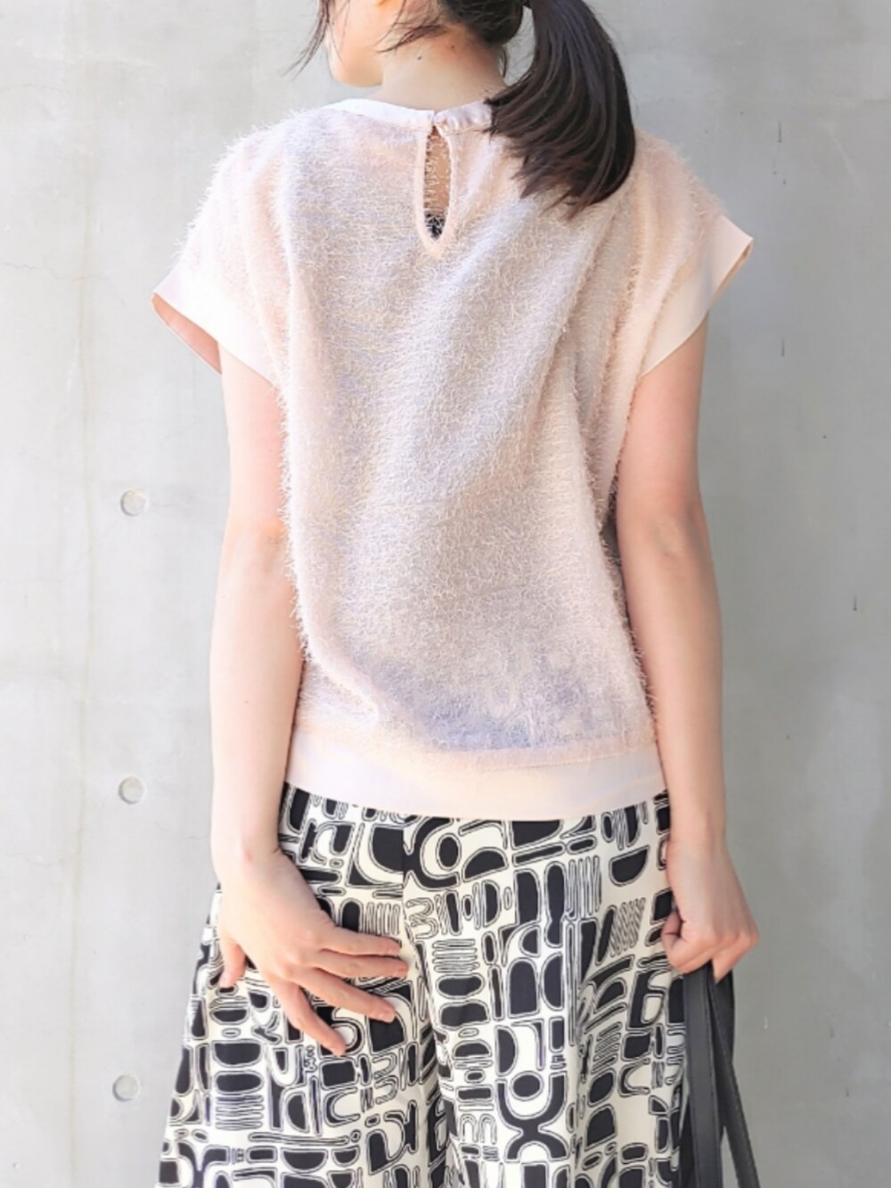 グレー系のサンダル、ホワイト系のトートバッグ、ピンク系のTシャツ/カットソーを着用したレディースの春コーディネートの5枚目の写真